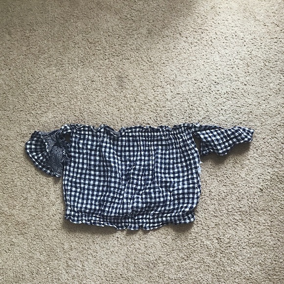 American Eagle Outfitters Tops - Off the shoulder checkered crop top!